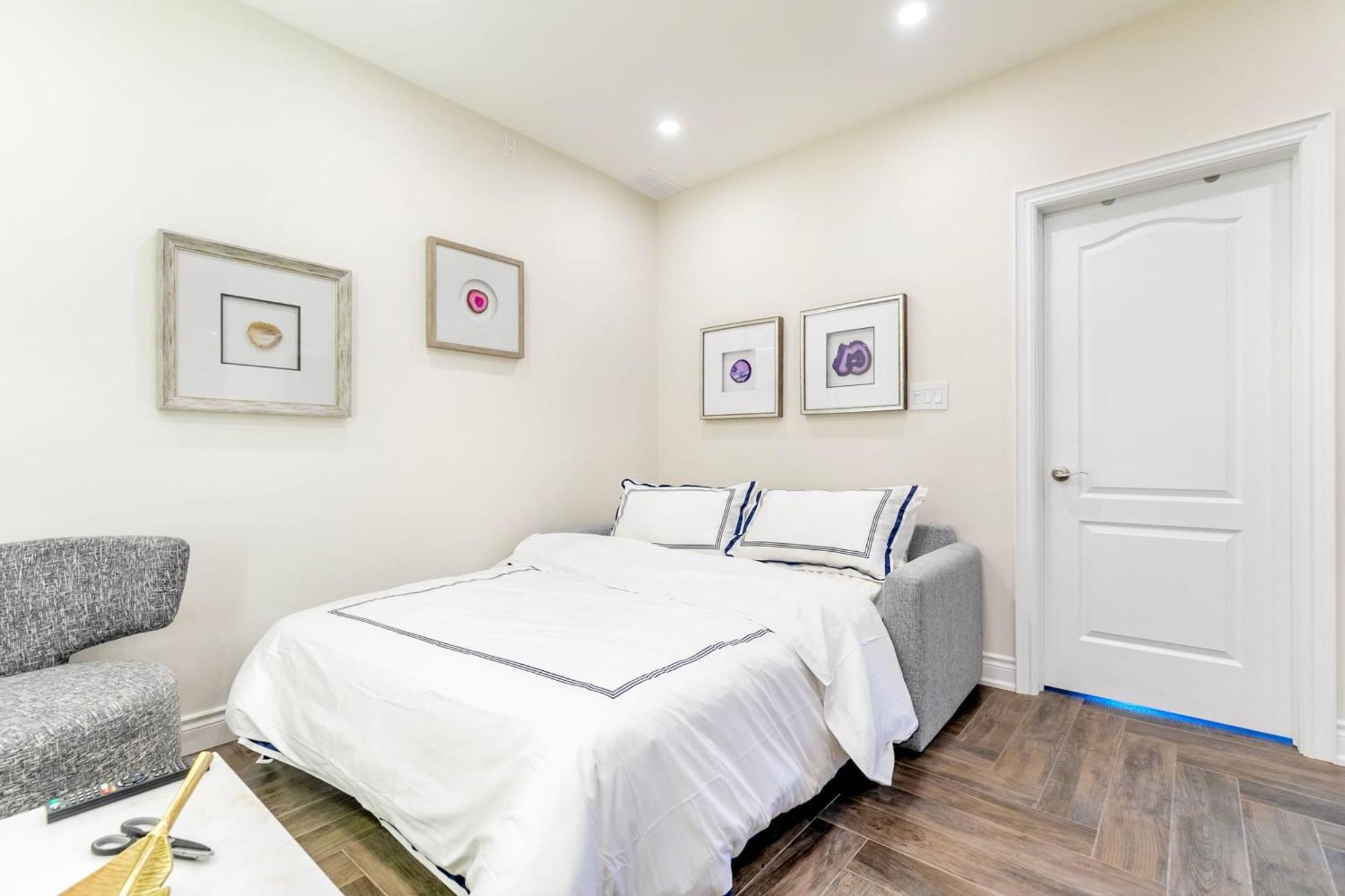 Modern Pet-Friendly Chinatown Apartment 토론토 외부 사진