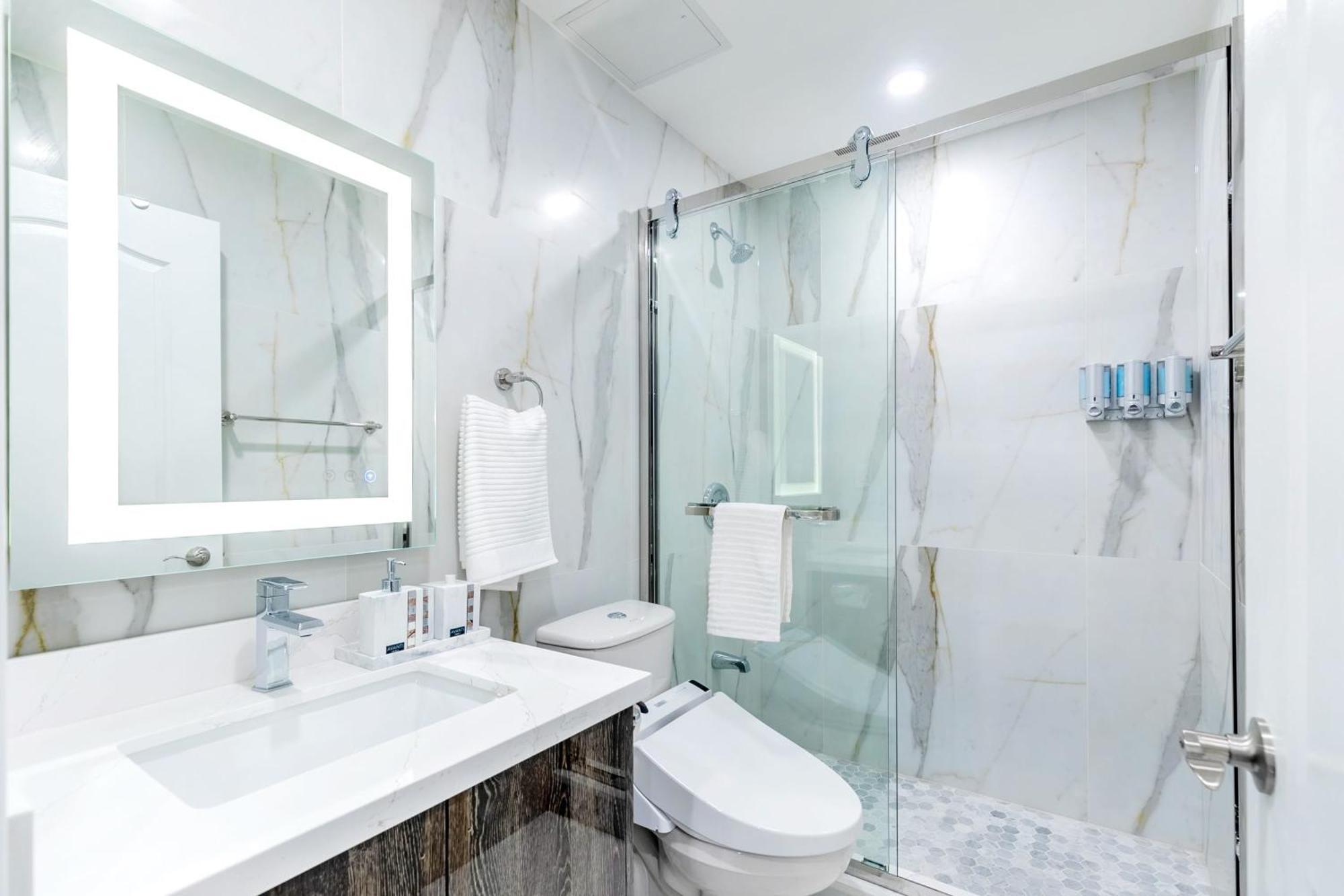 Modern Pet-Friendly Chinatown Apartment 토론토 외부 사진