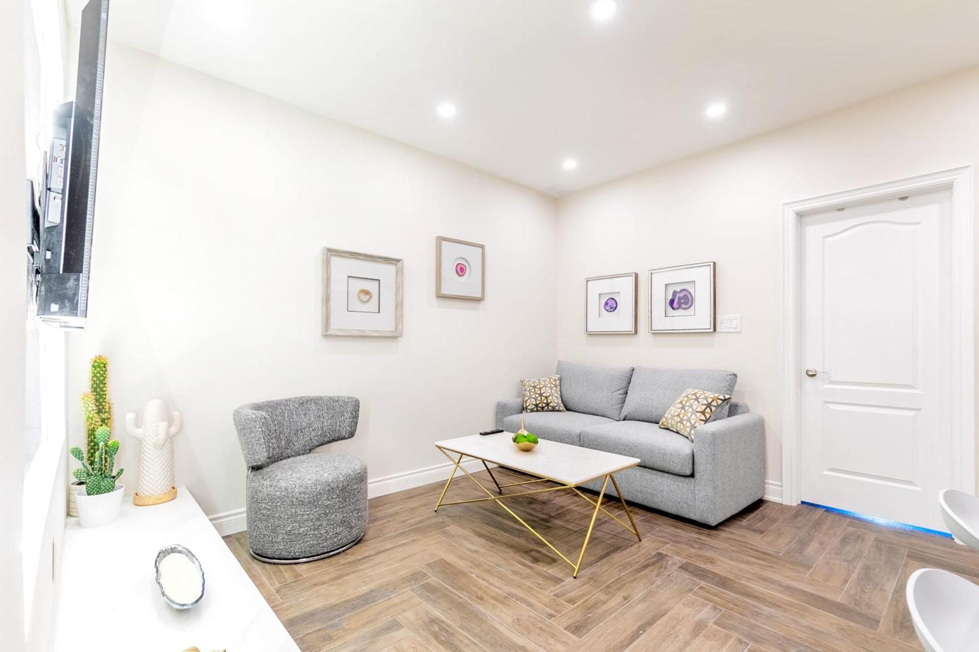 Modern Pet-Friendly Chinatown Apartment 토론토 외부 사진