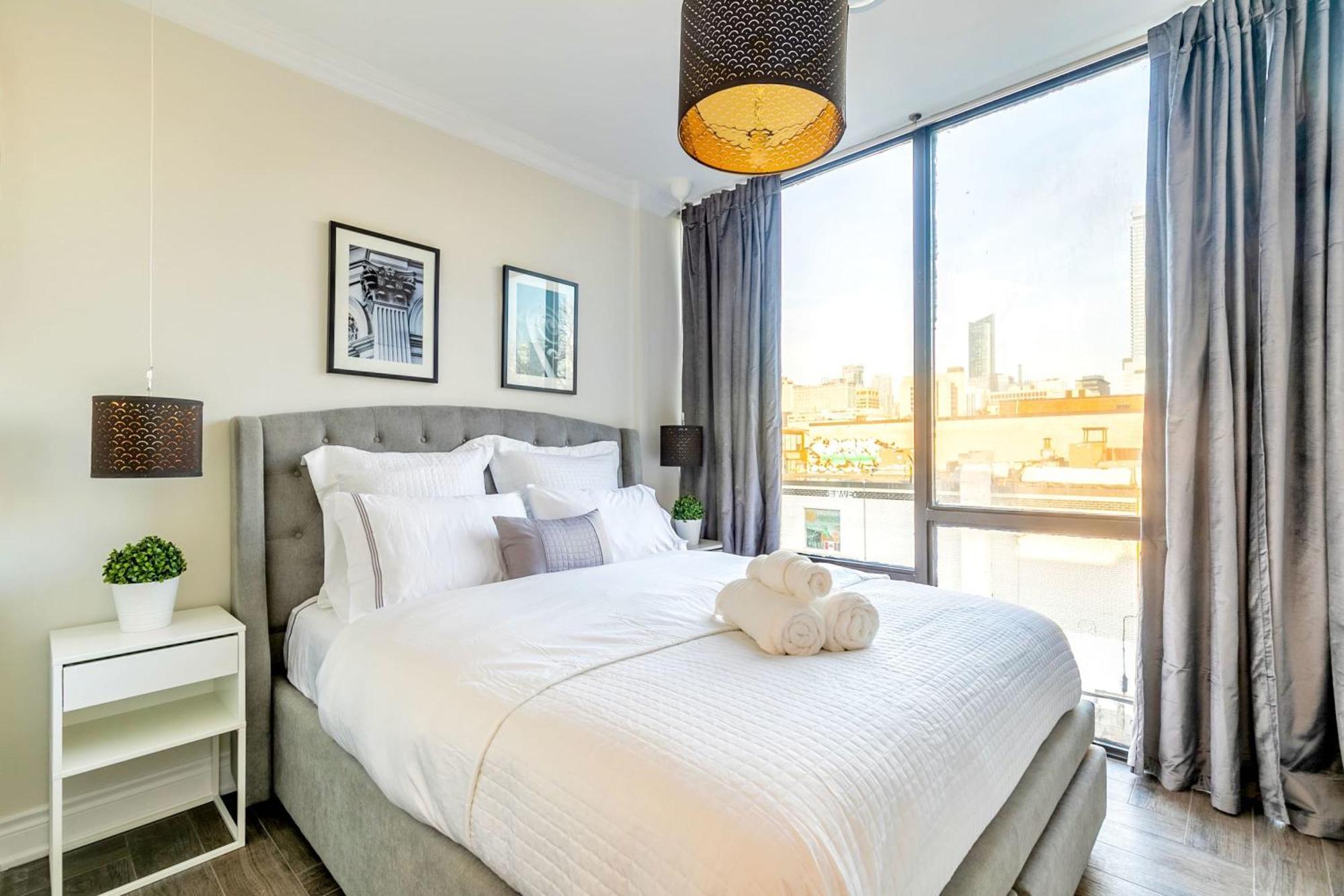 Modern Pet-Friendly Chinatown Apartment 토론토 외부 사진